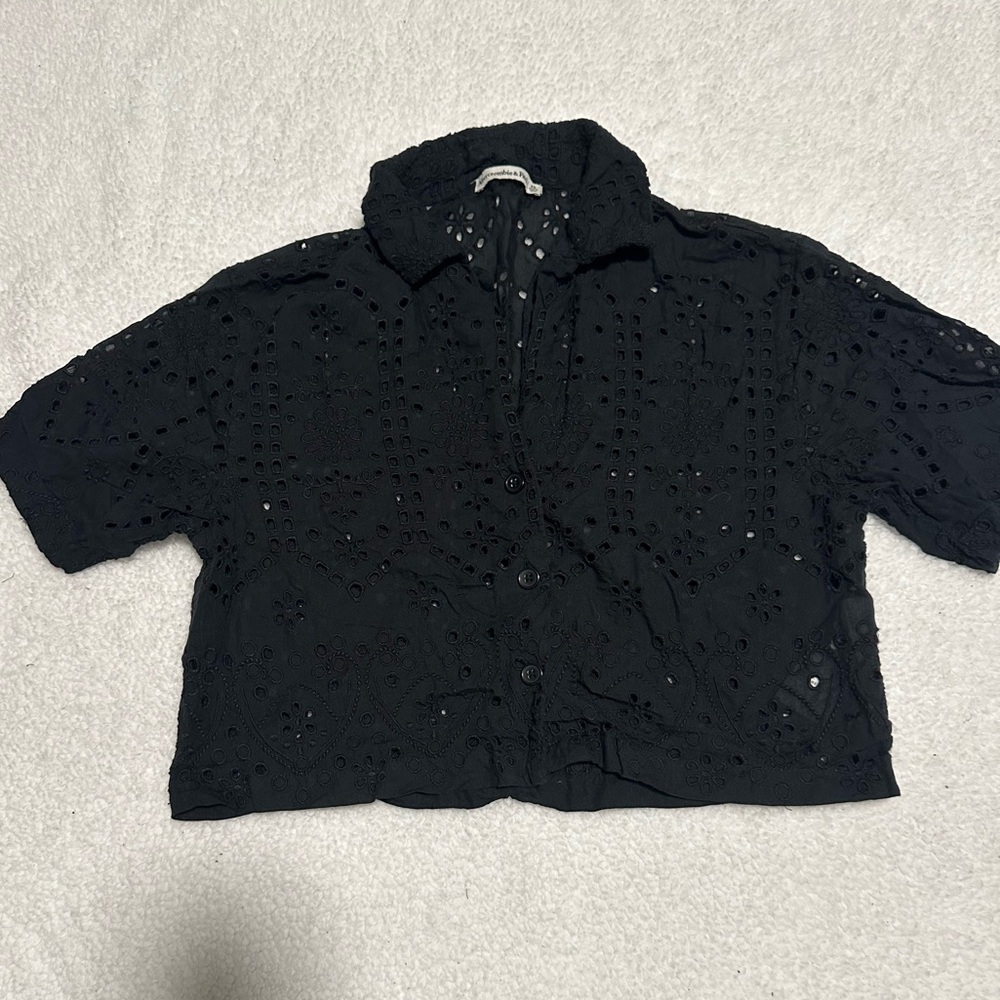 Abercrombie crotchet cutout collared button top